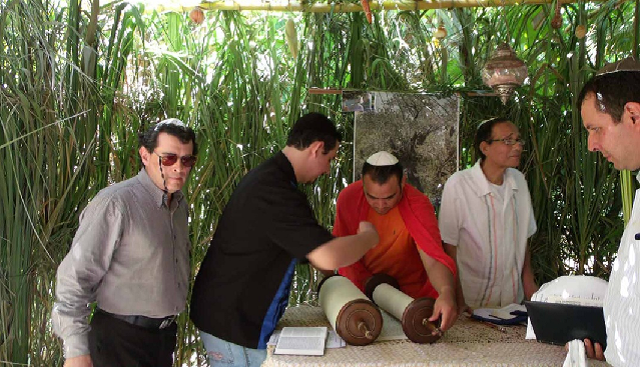 El Sefer Torá en casa, con Kurt Preiss, presidente de la Congregación Israelita de Nicaragua