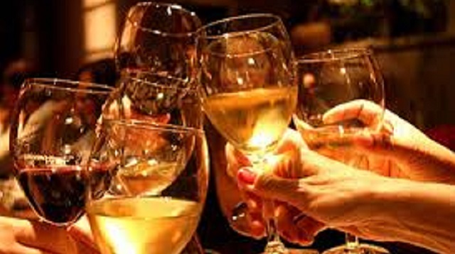 Un brindis común: ¡Feliz Janucá y buenos augurios!