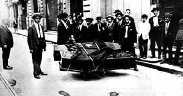 Di Tragishe blutike Vokh