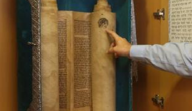 Sipuró shel Sefer Torá ben 200 shaná miBabel