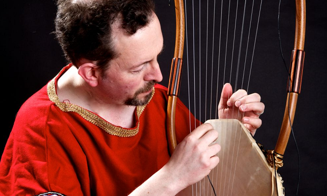 Michael Levy toca la lira de David