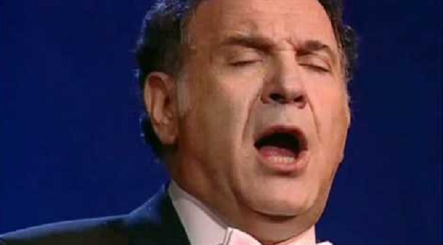 Naftali Herstik canta Selijot en la Gran Sinagoga de Jerusalén