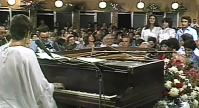 Shirá betzibur: cantando por Simjat Torá en el kibutz