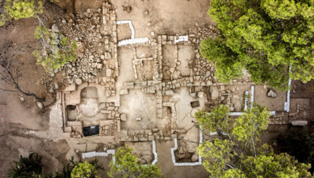 Mimtzaím arjeológuim ajaroním, megalím et Kivréi haMacabím