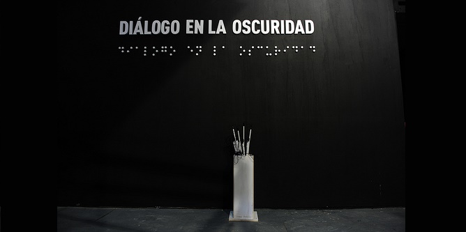 Recordando la Shoá y visitando la exposición “Diálogo en la oscuridad”