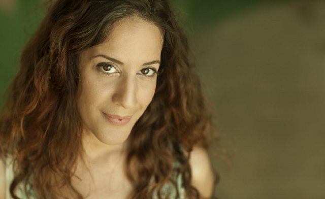 Shiri Golan rinde homenaje a Esther Ofarím