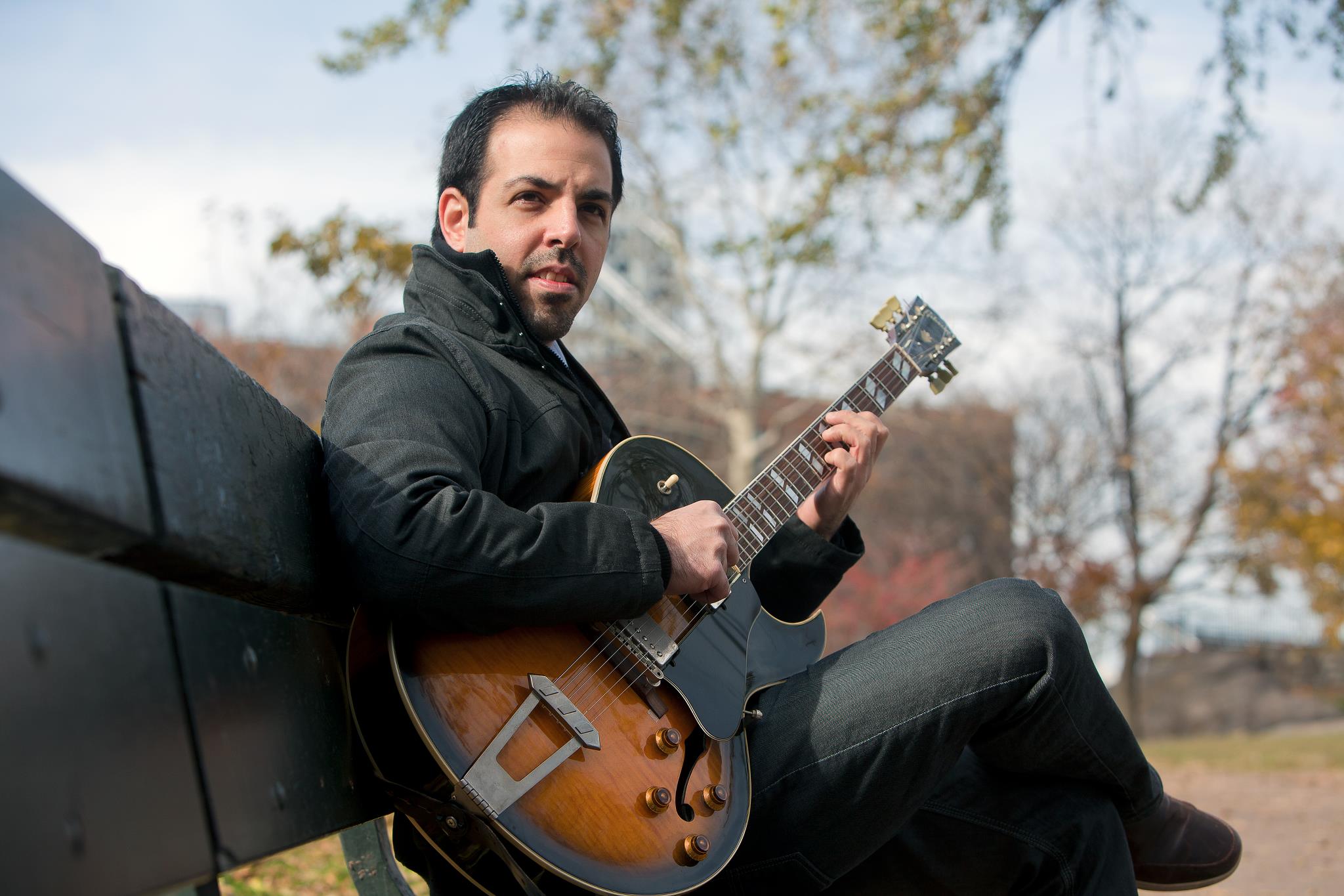 El guitarrista Assaf Kehati al desnudo