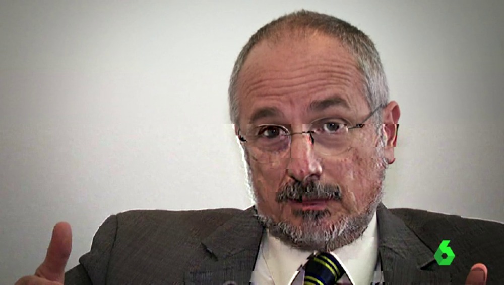 Mienten hasta en el título