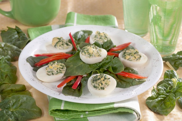 Huevos rellenos de espinacas y champiñones