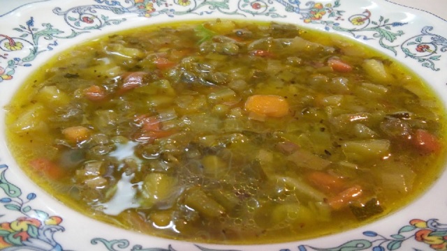 En Pesaj, una sopa de verduras y un bizcocho de nuez