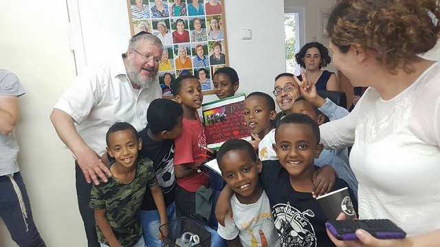 Dar una mano: un futuro mejor para chicos desfavorecidos, con rab Uri Ayalon de Afikím