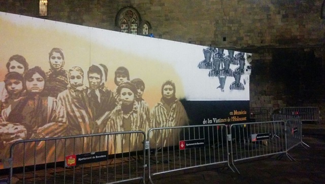 Un gran mural en recuerdo del Holocausto en Barcelona, con Roc Blackblock