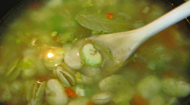 Recetas de la tradición judía: sopa de habas y gratinado de patatas y alcachofas