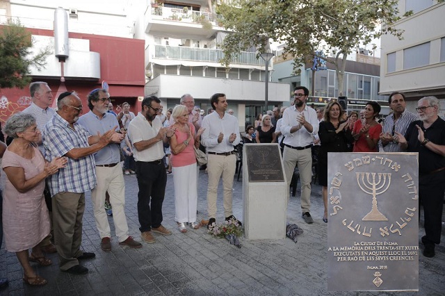 Un monolito homenaje a los xuetas en Palma de Mallorca, con Jacqueline Tobiass