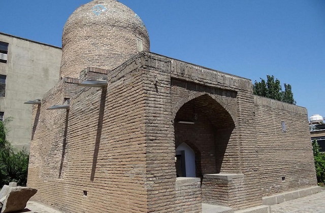 Prenden fuego a la tumba de Esther y Mordejái