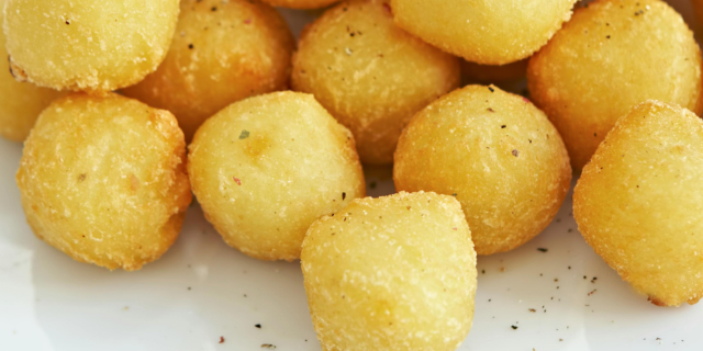 ¡Prueben los bocaditos de patata rellenos de atún!