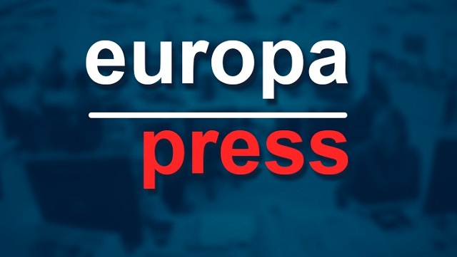 Una manzana fresca en un saco de frutas podridas