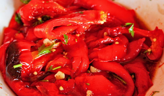 Ensalada de pimientos con arenques y una salsa agridulce