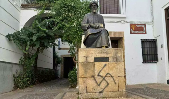 La condena rotunda del Ayuntamiento de Córdoba ante el ataque al monumento a Maimónides, con su alcaldesa accidental Cintia Bustos